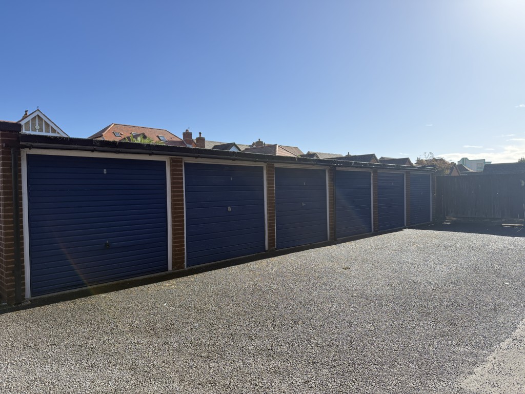 Lot: 131 - WELL PRESENTED GROUND FLOOR FLAT WITH SEA VIEWS - Garage block to rear of Freshwater Court